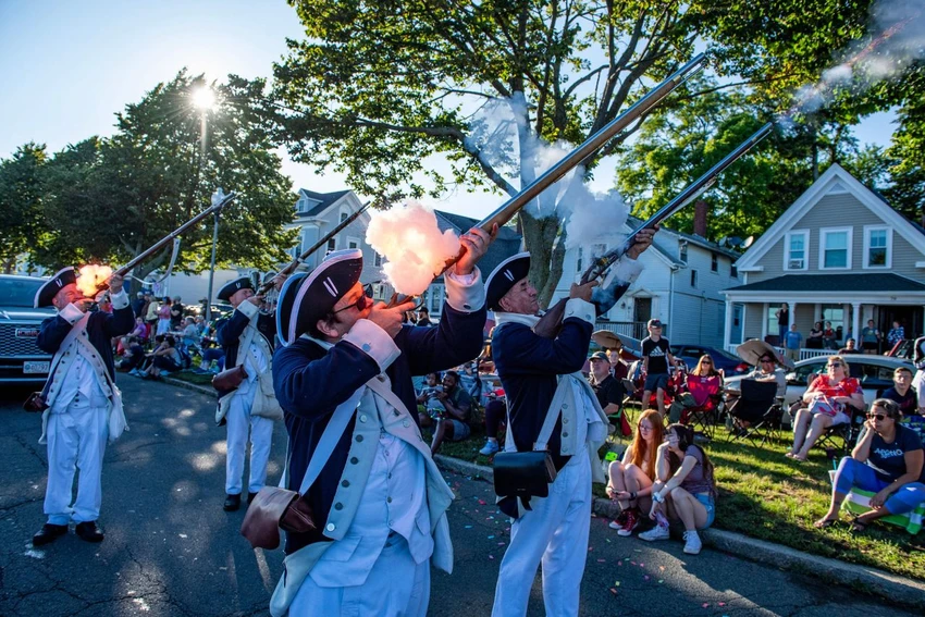 Người dân Mỹ hóa trang trong lễ diễu hành ở Gloucester, bang Massachusetts (Mỹ) hôm 3-7. Ảnh: AFP Người dân Mỹ hóa trang trong lễ diễu hành ở Gloucester, bang Massachusetts (Mỹ) hôm 3-7. Ảnh: AFP
