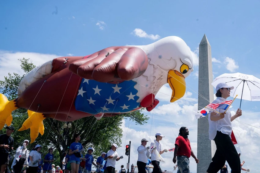 Một bong bóng hình đại bàng gần Đài tưởng niệm Washington (Mỹ) hôm 4-7. Ảnh: AFP Một bong bóng hình đại bàng gần Đài tưởng niệm Washington (Mỹ) hôm 4-7. Ảnh: AFP