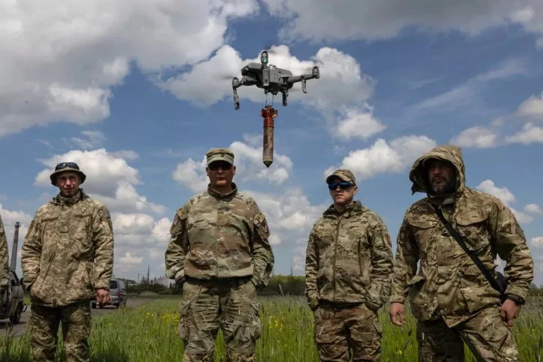 Binh sĩ Ukraine điều khiển UAV ở tỉnh Lviv (Ukraine) ngày 12-5. Ảnh: GETTY IMAGES Binh sĩ Ukraine điều khiển UAV ở tỉnh Lviv (Ukraine) ngày 12-5. Ảnh: GETTY IMAGES