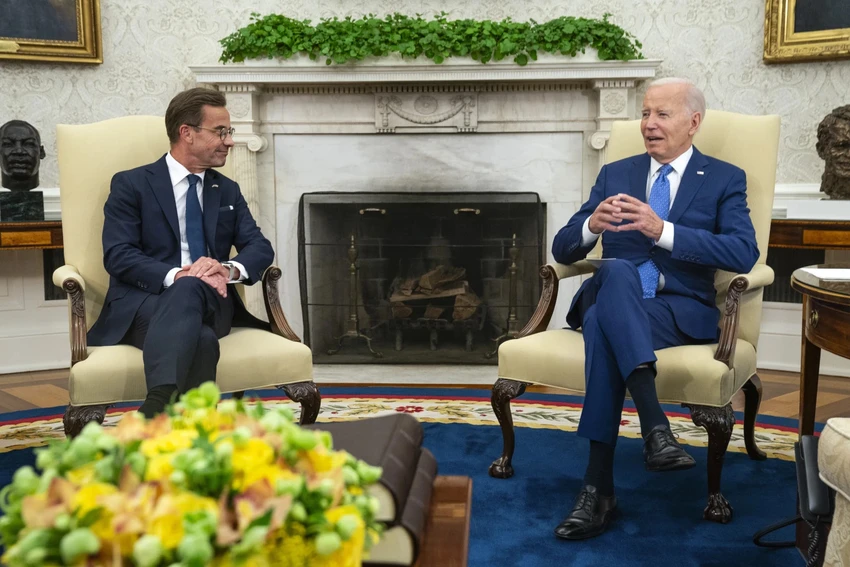 Tổng thống Mỹ Joe Biden (phải) và Thủ tướng Thụy Điển Ulf Kristersson tại Nhà Trắng, thủ đô Washington DC (Mỹ) ngày 5-7. Ảnh: AP Tổng thống Mỹ Joe Biden (phải) và Thủ tướng Thụy Điển Ulf Kristersson tại Nhà Trắng, thủ đô Washington DC (Mỹ) ngày 5-7. Ảnh: AP