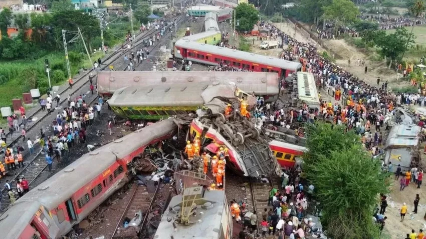 Hiện trường vụ 3 đoàn tàu tông nhau ở bang Odisha (Ấn Độ). Ảnh: REUTERS Hiện trường vụ 3 đoàn tàu tông nhau ở bang Odisha (Ấn Độ). Ảnh: REUTERS