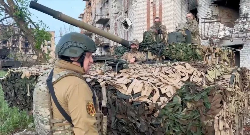 Trùm Wagner - ông Yevgeny Prigozhin (trái) nói chuyện với các chiến binh Wagner ở TP Bakhmut, tỉnh Donetsk (Ukraine) ngày 25-5. Ảnh: REUTERS Trùm Wagner - ông Yevgeny Prigozhin (trái) nói chuyện với các chiến binh Wagner ở TP Bakhmut, tỉnh Donetsk (Ukraine) ngày 25-5. Ảnh: REUTERS