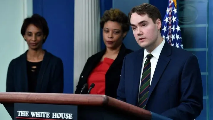 Phát ngôn viên Nhà Trắng Andrew Bates (phải). Ảnh: AFP Phát ngôn viên Nhà Trắng Andrew Bates (phải). Ảnh: AFP