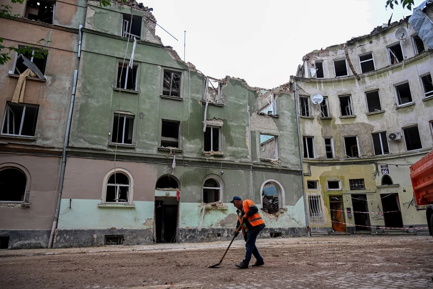 Công nhân quét dọn bên ngoài một tòa nhà chung cư ở thành phố Lviv (phía tây Ukraine) vào ngày 7-7, một ngày sau khi tòa nhà bị tên lửa tấn công. Ảnh: AFP Công nhân quét dọn bên ngoài một tòa nhà chung cư ở thành phố Lviv (phía tây Ukraine) vào ngày 7-7, một ngày sau khi tòa nhà bị tên lửa tấn công. Ảnh: AFP