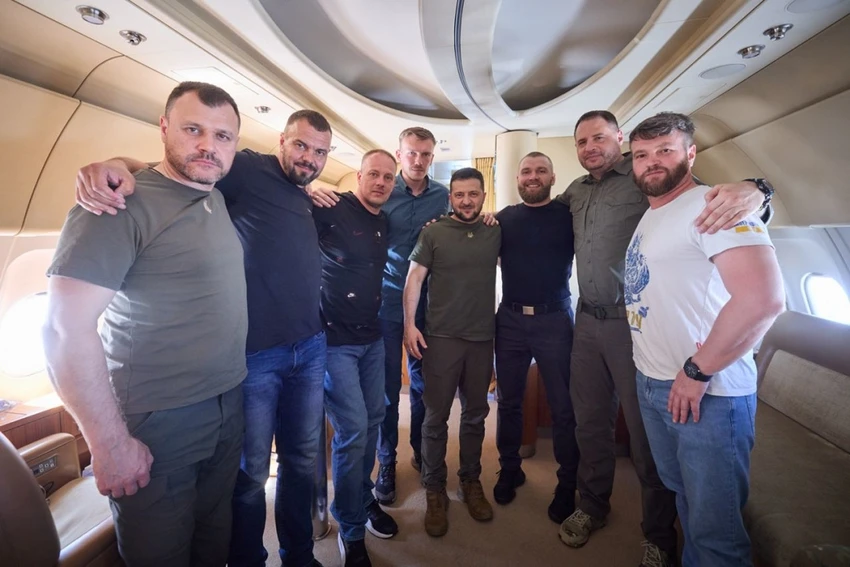 Tổng thống Ukraine Volodymyr Zelensky (giữa) trở về nước từ Thổ Nhĩ Kỳ cùng các chỉ huy quân sự Ukraine. Ảnh: TWITTER Tổng thống Ukraine Volodymyr Zelensky (giữa) trở về nước từ Thổ Nhĩ Kỳ cùng các chỉ huy quân sự Ukraine. Ảnh: TWITTER