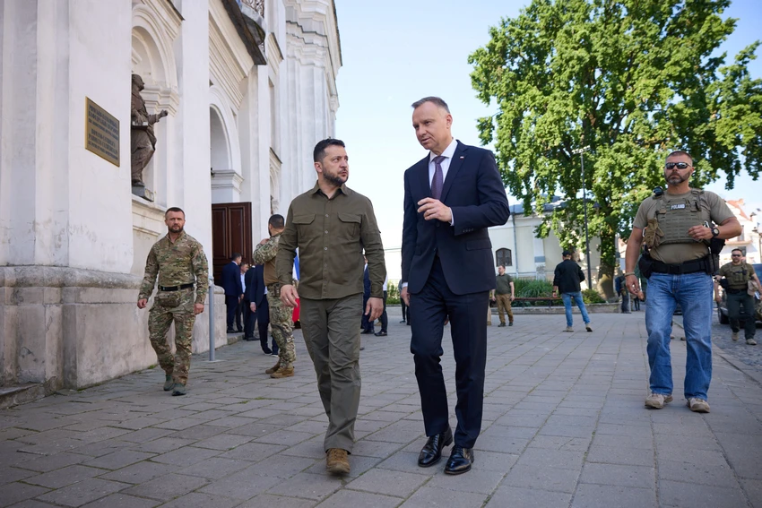Tổng thống Ukraine Volodymyr Zelensky (trái) và Tổng thống Ba Lan Andrzej Duda tại TP Lutsk (Ukraine) ngày 9-7. Ảnh: REUTERS Tổng thống Ukraine Volodymyr Zelensky (trái) và Tổng thống Ba Lan Andrzej Duda tại TP Lutsk (Ukraine) ngày 9-7. Ảnh: REUTERS