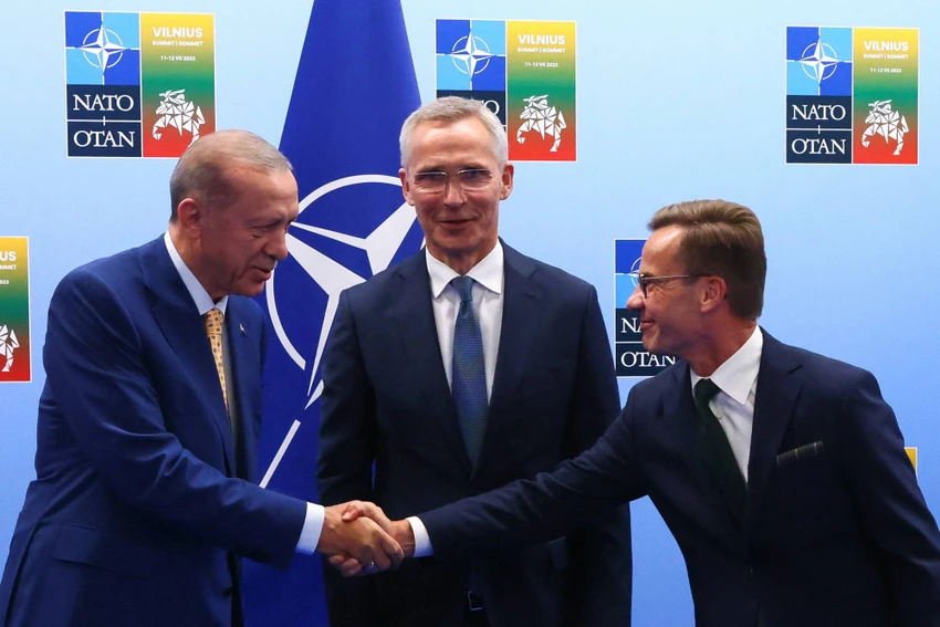 Tổng thống Thổ Nhĩ Kỳ Recep Tayyip Erdogan (trái) bắt tay Thủ tướng Thụy Điển Ulf Kristersson, với sự chứng kiến của Tổng thư ký NATO Jens Stoltenberg tại Vilnius, Lithuania hôm 10-7. Ảnh: REUTERS Tổng thống Thổ Nhĩ Kỳ Recep Tayyip Erdogan (trái) bắt tay Thủ tướng Thụy Điển Ulf Kristersson, với sự chứng kiến của Tổng thư ký NATO Jens Stoltenberg tại Vilnius, Lithuania hôm 10-7. Ảnh: REUTERS