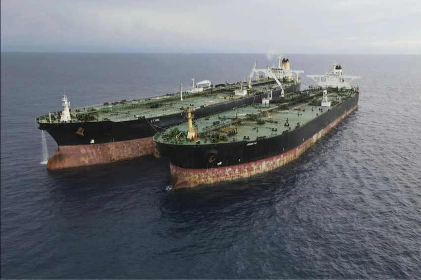 Tàu chở dầu MT Arman 114 treo cờ Iran (phải) và tàu chở dầu MT S Tinos treo cờ Cameroon, ngày 11-7. Ảnh: Cơ quan An ninh Hàng hải Indonesia Tàu chở dầu MT Arman 114 treo cờ Iran (phải) và tàu chở dầu MT S Tinos treo cờ Cameroon, ngày 11-7. Ảnh: Cơ quan An ninh Hàng hải Indonesia