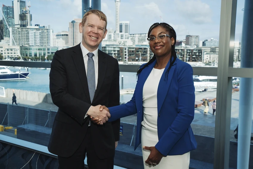 Bộ trưởng Kinh doanh và Thương mại Anh - bà Kemi Badenoch (phải) gặp Thủ tướng New Zealand - ông Chris Hipkins bên lề cuộc họp của CPTPP hôm 16-7. Ảnh: AP Bộ trưởng Kinh doanh và Thương mại Anh - bà Kemi Badenoch (phải) gặp Thủ tướng New Zealand - ông Chris Hipkins bên lề cuộc họp của CPTPP hôm 16-7. Ảnh: AP