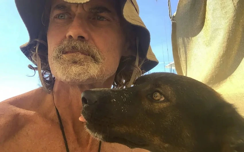 Ông Tim Shaddock và chú chó Bella lênh đênh trên Thái Bình Dương. Ảnh: NEW YORK POST Ông Tim Shaddock và chú chó Bella lênh đênh trên Thái Bình Dương. Ảnh: NEW YORK POST
