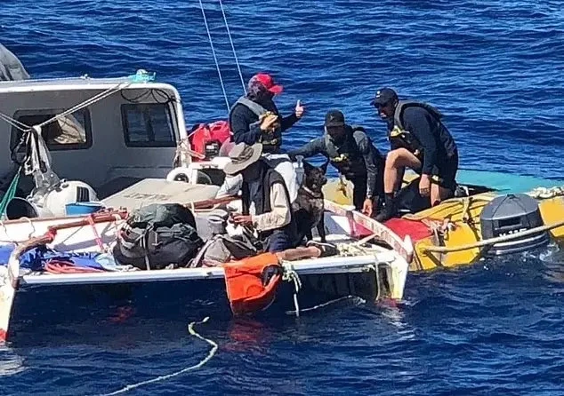 Ông Tim Shaddock được một trực thăng và một tàu đánh cá giải cứu. Ảnh: 9 NEWS Ông Tim Shaddock được một trực thăng và một tàu đánh cá giải cứu. Ảnh: 9 NEWS