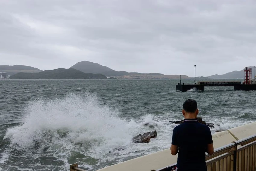 Sóng ở bờ biển Hong Kong (Trung Quốc) vào ngày 17-7 trước khi bão Talim đổ bộ. Ảnh: REUTERS Sóng ở bờ biển Hong Kong (Trung Quốc) vào ngày 17-7 trước khi bão Talim đổ bộ. Ảnh: REUTERS