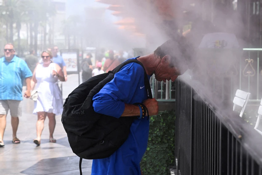 Một người đàn ông giải nhiệt ở TP Las Vegas, bang Nevada (Mỹ) ngày 17-7. Ảnh: REUTERS Một người đàn ông giải nhiệt ở TP Las Vegas, bang Nevada (Mỹ) ngày 17-7. Ảnh: REUTERS