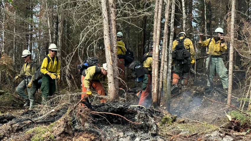 Đội cứu hỏa dập tắt một đám cháy trong khu rừng phía bắc TP Lebel-sur-Quévillon, tỉnh Quebec (Canada). Ảnh: CNN Đội cứu hỏa dập tắt một đám cháy trong khu rừng phía bắc TP Lebel-sur-Quévillon, tỉnh Quebec (Canada). Ảnh: CNN