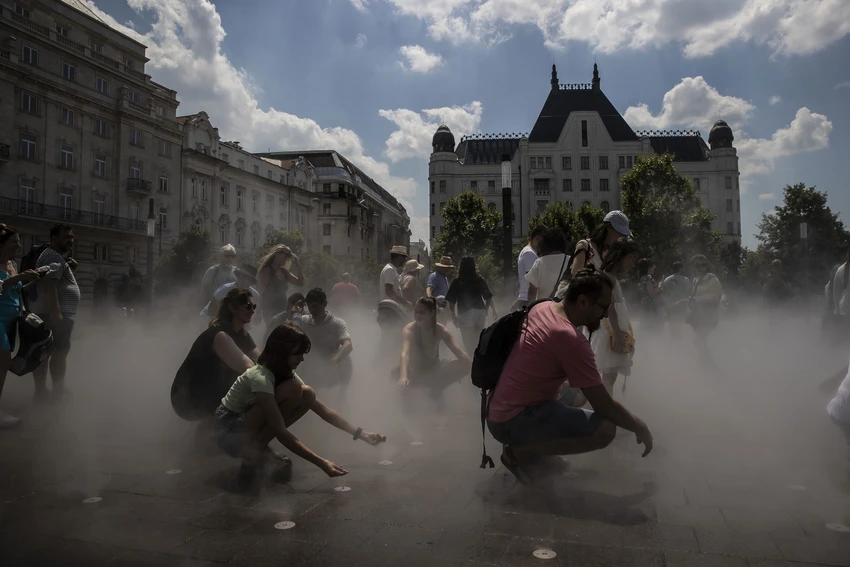 Mọi người tìm cách hạ nhiệt ở thủ đô Budapest (Hungary) hôm 16-7. Ảnh: ANADOLU AGENCY Mọi người tìm cách hạ nhiệt ở thủ đô Budapest (Hungary) hôm 16-7. Ảnh: ANADOLU AGENCY