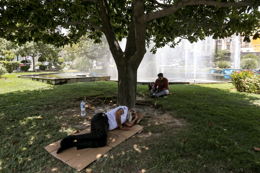 Mọi người tránh nóng dưới gốc cây ở thủ đô Tehran (Iran) vào ngày 11-7. Ảnh: AFP Mọi người tránh nóng dưới gốc cây ở thủ đô Tehran (Iran) vào ngày 11-7. Ảnh: AFP