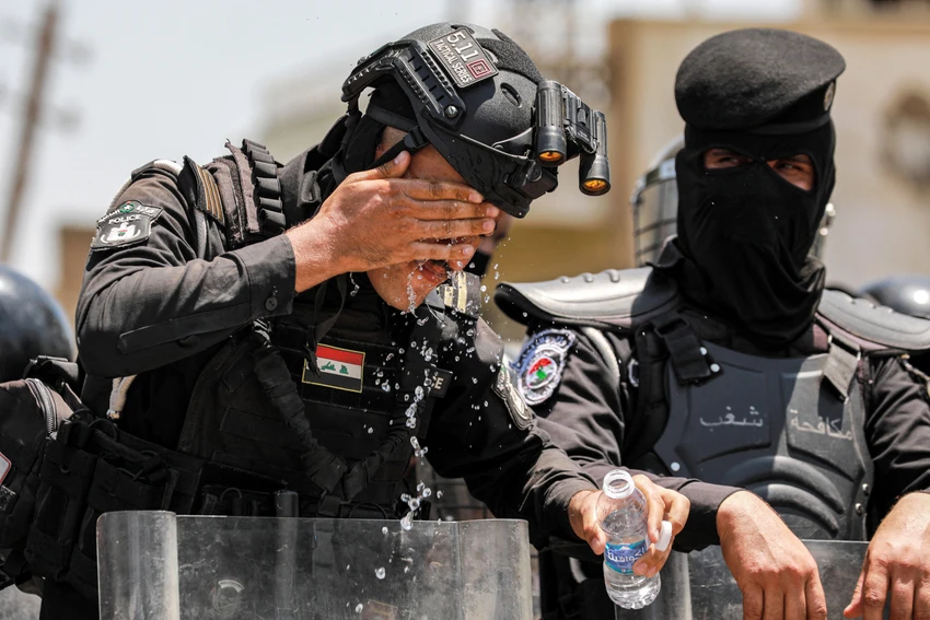Lực lượng an ninh Iraq giải nhiệt khi đang làm việc tại thủ đô Baghdad (Iraq) ngày 18-7. Ảnh: AFP Lực lượng an ninh Iraq giải nhiệt khi đang làm việc tại thủ đô Baghdad (Iraq) ngày 18-7. Ảnh: AFP