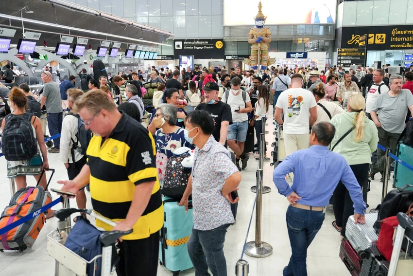 Khách du lịch chờ làm thủ tục tại sân bay quốc tế Suvarnabhumi, thủ đô Bangkok (Thái Lan) vào đầu năm nay. Ảnh: REUTERS Khách du lịch chờ làm thủ tục tại sân bay quốc tế Suvarnabhumi, thủ đô Bangkok (Thái Lan) vào đầu năm nay. Ảnh: REUTERS