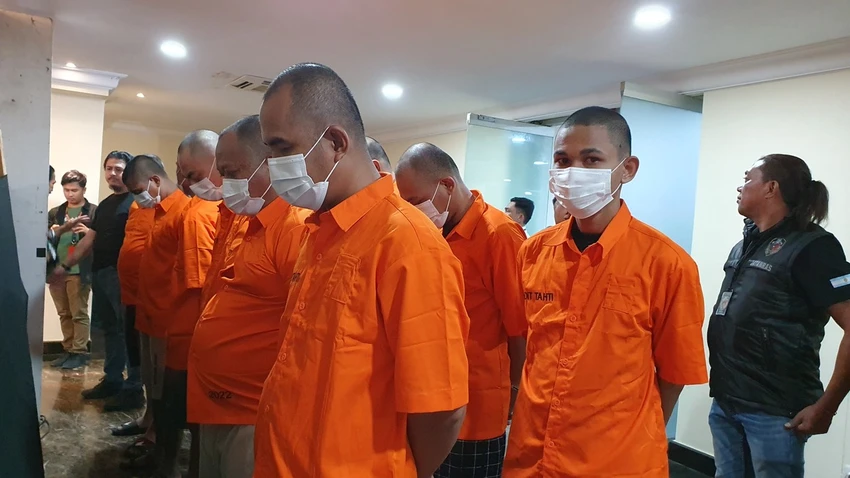 Các đối tượng bị bắt trong vụ buôn người, tại cuộc họp báo của cảnh sát khu vực Metro Jaya, Jakarta (Indonesia) hôm 20-7. Ảnh: KOMPAS