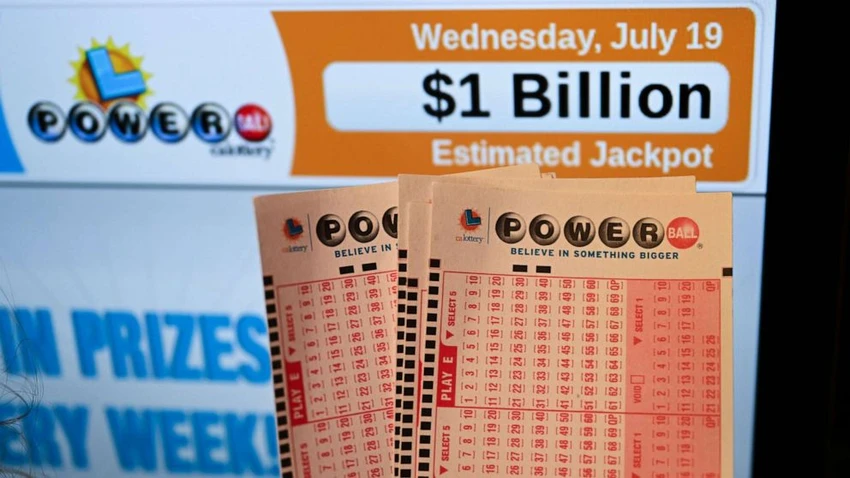 Vé xổ số Powerball tại một cửa hàng ở San Mateo, bang California (Mỹ) hôm 18-7. Ảnh: ABC NEWS Vé xổ số Powerball tại một cửa hàng ở San Mateo, bang California (Mỹ) hôm 18-7. Ảnh: ABC NEWS
