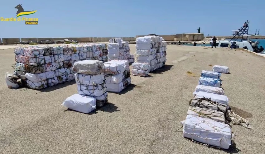 Các gói cocaine bị thu giữ ở cảng Porto Empedocle, vùng Sicily (Ý). Ảnh: REUTERS