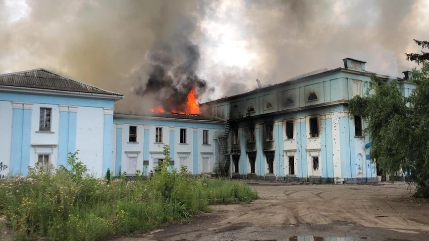 Lửa bốc lên từ tòa nhà văn hóa ở thị trấn Chasiv Yar, tỉnh Donetsk (Ukraine) ngày 23-7. Ảnh: UKRINFORM Lửa bốc lên từ tòa nhà văn hóa ở thị trấn Chasiv Yar, tỉnh Donetsk (Ukraine) ngày 23-7. Ảnh: UKRINFORM