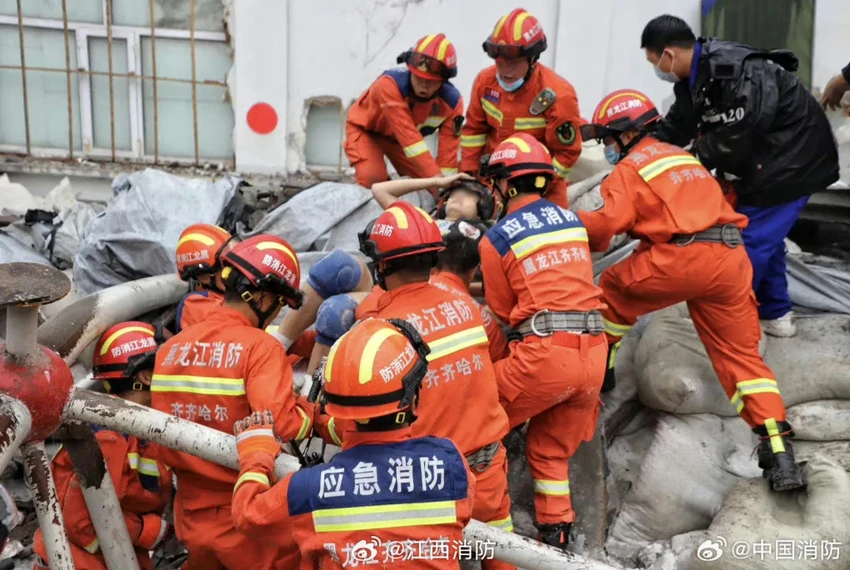 Các nhân viên cứu hộ đang kéo một người ra khỏi đống đổ nát. Ảnh: SCMP Các nhân viên cứu hộ đang kéo một người ra khỏi đống đổ nát. Ảnh: SCMP