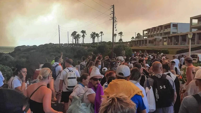 Người dân địa phương và du khách chờ được sơ tán khỏi đảo Rhodes do cháy rừng. Ảnh: AFP Người dân địa phương và du khách chờ được sơ tán khỏi đảo Rhodes do cháy rừng. Ảnh: AFP