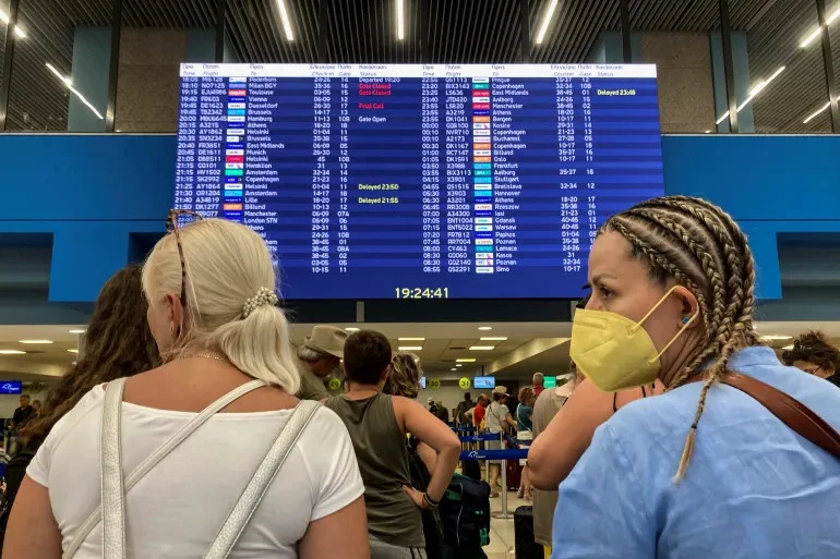 Du khách chờ sơ tán tại sân bay quốc tế Rhodes, đảo Rhodes (Hy Lạp) ngày 23-7. Ảnh: AFP Du khách chờ sơ tán tại sân bay quốc tế Rhodes, đảo Rhodes (Hy Lạp) ngày 23-7. Ảnh: AFP
