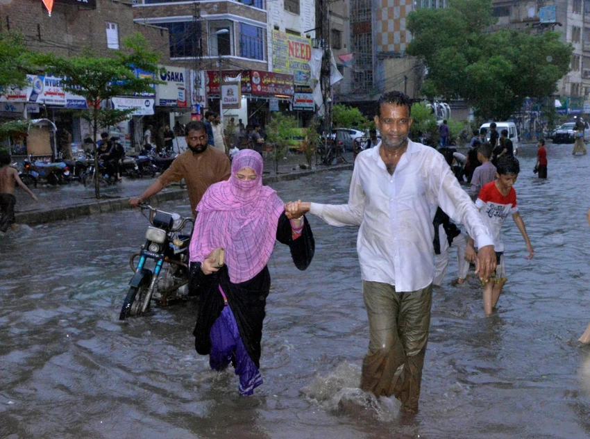 Người dân lội qua một khu vực bị ngập lụt ở Karachi (Pakistan) hôm 23-7. Ảnh: AP Người dân lội qua một khu vực bị ngập lụt ở Karachi (Pakistan) hôm 23-7. Ảnh: AP