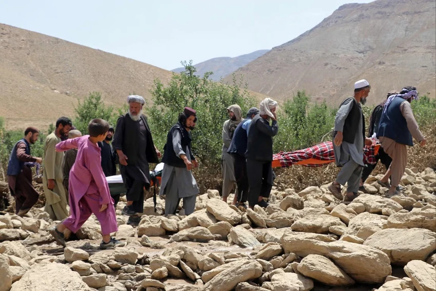 Người dân Afghanistan khiêng thi thể của những người thân thiệt mạng trong trận lũ quét ở tỉnh Maidan Wardak (Afghanistan). Ảnh: AFP Người dân Afghanistan khiêng thi thể của những người thân thiệt mạng trong trận lũ quét ở tỉnh Maidan Wardak (Afghanistan). Ảnh: AFP