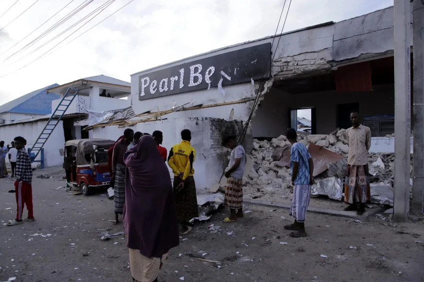 Hiện trường một vụ tấn công do nhóm al-Shabaab thực hiện tại thủ đô Mogadishu (Somalia) vào tháng 6. Ảnh: AP Hiện trường một vụ tấn công do nhóm al-Shabaab thực hiện tại thủ đô Mogadishu (Somalia) vào tháng 6. Ảnh: AP