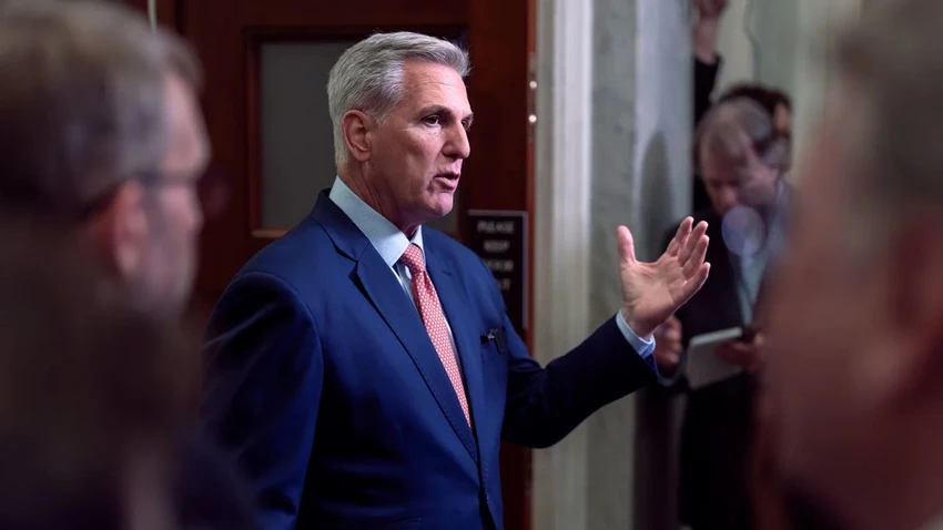 Chủ tịch Hạ viện Mỹ Kevin McCarthy trả lời phóng viên về khả năng điều tra luận tội Tổng thống Joe Biden, bên ngoài văn phòng của ông tại Điện Capitol, thủ đô Washington D.C (Mỹ) ngày 25-7. Ảnh: CNN Chủ tịch Hạ viện Mỹ Kevin McCarthy trả lời phóng viên về khả năng điều tra luận tội Tổng thống Joe Biden, bên ngoài văn phòng của ông tại Điện Capitol, thủ đô Washington D.C (Mỹ) ngày 25-7. Ảnh: CNN