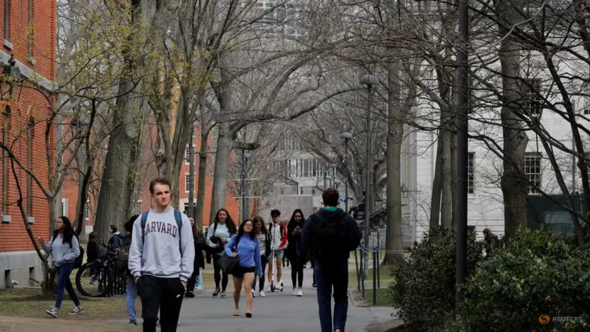 Sinh viên trong khuôn viên ĐH Harvard (Mỹ). Ảnh: REUTERS Sinh viên trong khuôn viên ĐH Harvard (Mỹ). Ảnh: REUTERS