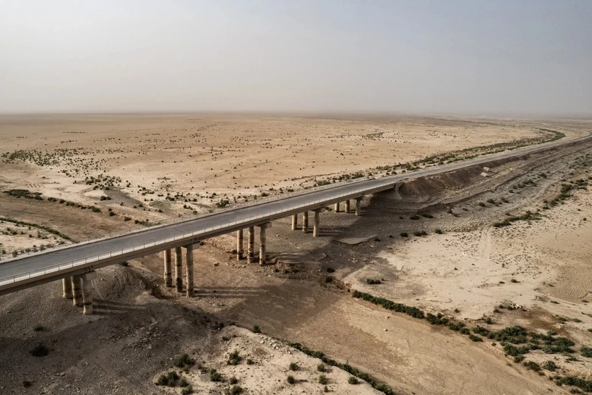 Cây cầu bắc qua một dòng sông khô cạn ở Iraq. Ảnh: THE NEW YORK TIMES Cây cầu bắc qua một dòng sông khô cạn ở Iraq. Ảnh: THE NEW YORK TIMES