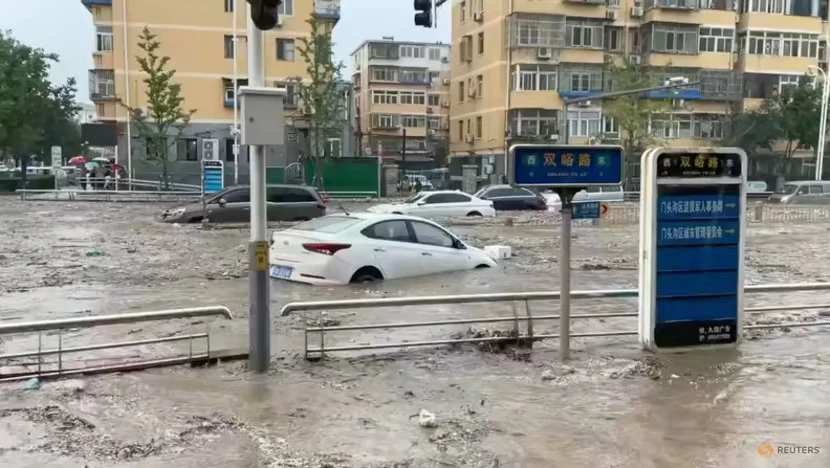 Một con đường ở Bắc Kinh (Trung Quốc) bị ngập do mưa lớn hôm 31-7. Ảnh: REUTERS Một con đường ở Bắc Kinh (Trung Quốc) bị ngập do mưa lớn hôm 31-7. Ảnh: REUTERS