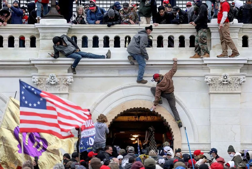 Đám đông người ủng hộ ông Trump xông vào Điện Capitol ngày 6-1-2021. Ảnh: REUTERS Đám đông người ủng hộ ông Trump xông vào Điện Capitol ngày 6-1-2021. Ảnh: REUTERS