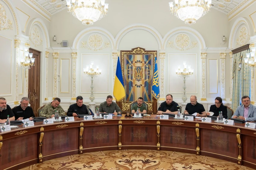 Tổng thống Ukraine Volodymyr Zelensky (giữa) chủ trì cuộc họp của Hội đồng Quốc phòng và An ninh Quốc gia Ukraine hôm 11-8. Ảnh: CNN Tổng thống Ukraine Volodymyr Zelensky (giữa) chủ trì cuộc họp của Hội đồng Quốc phòng và An ninh Quốc gia Ukraine hôm 11-8. Ảnh: CNN