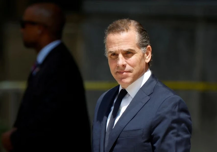 Ông Hunter Biden (con trai của Tổng thống Joe Biden) rời tòa án liên bang TP Wilmington, bang Delaware (Mỹ) sau phiên điều trần hôm 27-6 về cáo buộc trốn thuế. Ảnh: REUTERS