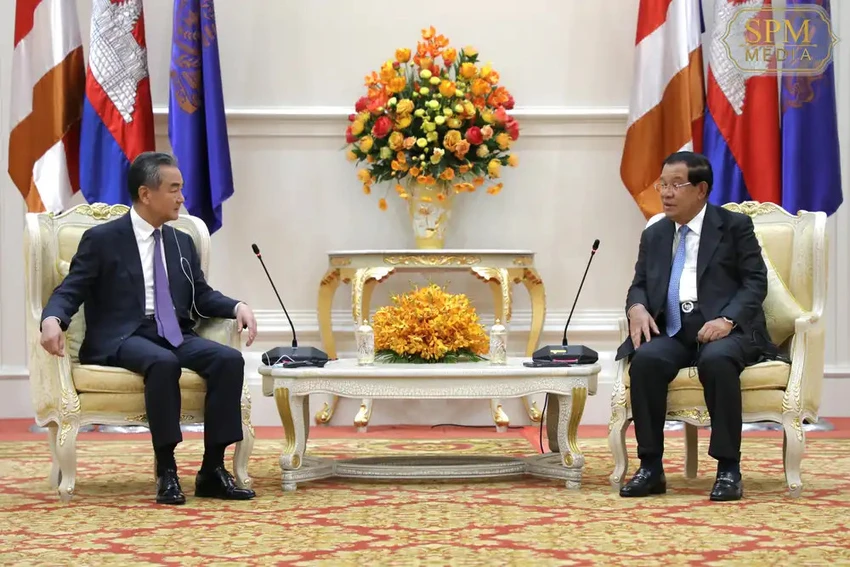 Thủ tướng Campuchia Hun Sen (phải) và Bộ trưởng Ngoại giao Trung Quốc Vương Nghị tại thủ đô Phnom Penh (Campuchia) ngày 13-8. Ảnh: TELEGRAM Thủ tướng Campuchia Hun Sen (phải) và Bộ trưởng Ngoại giao Trung Quốc Vương Nghị tại thủ đô Phnom Penh (Campuchia) ngày 13-8. Ảnh: TELEGRAM