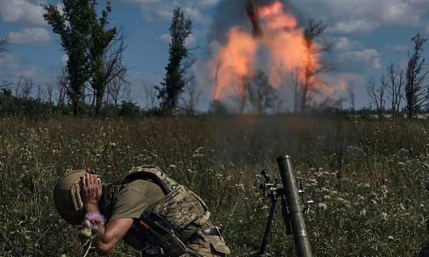Một binh sĩ Ukraine bắn súng cối về phía các vị trí của Nga ở tiền tuyến gần TP Bakhmut, tỉnh Donetsk, miền đông Ukraine. Ảnh: AP Một binh sĩ Ukraine bắn súng cối về phía các vị trí của Nga ở tiền tuyến gần TP Bakhmut, tỉnh Donetsk, miền đông Ukraine. Ảnh: AP