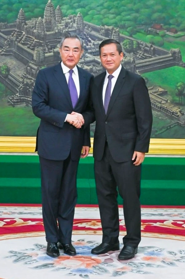 Ông Hun Manet (phải) và Bộ trưởng Ngoại giao Trung Quốc Vương Nghị tại thủ đô Phnom Penh (Campuchia) ngày 13-8. Ảnh: TELEGRAM Ông Hun Manet (phải) và Bộ trưởng Ngoại giao Trung Quốc Vương Nghị tại thủ đô Phnom Penh (Campuchia) ngày 13-8. Ảnh: TELEGRAM