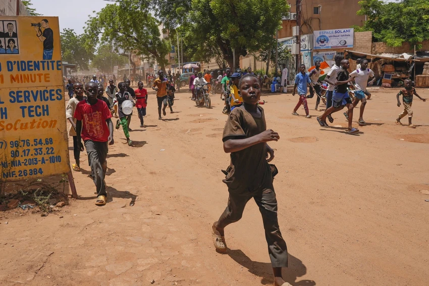 Đường phố thủ đô Niamey (Niger) ngày 13-8 gần 3 tuần sau đảo chính. Ảnh: AP