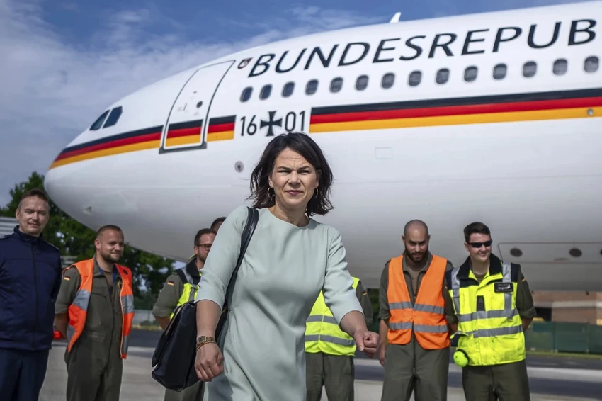 Ngoại trưởng Đức - bà Annalena Baerbock trong một chuyến công tác tại sân bay căn cứ không quân ở TP Bonn (Đức), ngày 18-7. Ảnh: AP