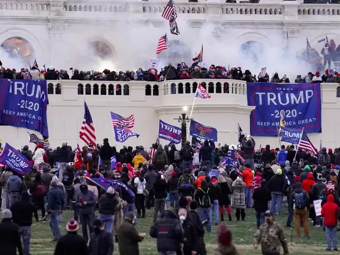 Những người ủng hộ ông Donald Trump đã xông vào Điện Capitol, thủ đô Washington D.C (Mỹ) ngày 6-1-2021 sau khi ông thất bại trong cuộc bầu cử tổng thống 2020. Ảnh: AP Những người ủng hộ ông Donald Trump đã xông vào Điện Capitol, thủ đô Washington D.C (Mỹ) ngày 6-1-2021 sau khi ông thất bại trong cuộc bầu cử tổng thống 2020. Ảnh: AP