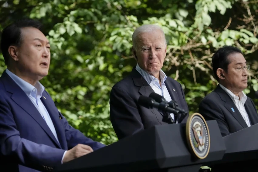 (Từ trái sang) Tổng thống Hàn Quốc Yoon Suk-yeol, Tổng thống Mỹ Joe Biden và Thủ tướng Nhật Fumio Kishida tham dự thượng đỉnh 3 bên tại Trại David, bang Maryland (Mỹ) ngày 18-8. Ảnh: AP (Từ trái sang) Tổng thống Hàn Quốc Yoon Suk-yeol, Tổng thống Mỹ Joe Biden và Thủ tướng Nhật Fumio Kishida tham dự thượng đỉnh 3 bên tại Trại David, bang Maryland (Mỹ) ngày 18-8. Ảnh: AP