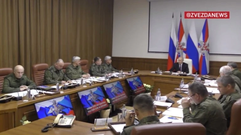 Tổng thống Nga Vladimir Putin (giữa) tại cuộc họp với các chỉ huy ở Quân khu phía Nam, TP Rostov-on-Don, tỉnh Rostov (Nga) ngày 19-8. Ảnh: RT Tổng thống Nga Vladimir Putin (giữa) tại cuộc họp với các chỉ huy ở Quân khu phía Nam, TP Rostov-on-Don, tỉnh Rostov (Nga) ngày 19-8. Ảnh: RT