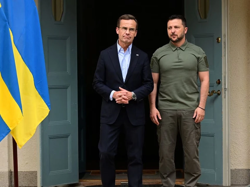 Tổng thống Ukraine Volodymyr Zelensky (phải) và Thủ tướng Thụy Điển Ulf Kristersson tại khu nghỉ dưỡng Harpsund, hạt Södermanland (Thụy Điển) ngày 19-8. Ảnh: REUTERS Tổng thống Ukraine Volodymyr Zelensky (phải) và Thủ tướng Thụy Điển Ulf Kristersson tại khu nghỉ dưỡng Harpsund, hạt Södermanland (Thụy Điển) ngày 19-8. Ảnh: REUTERS