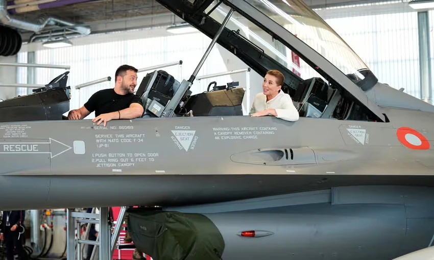 Tổng thống Ukraine Volodymyr Zelensky (trái) và Thủ tướng Đan Mạch Mette Frederiksen ngồi trong chiếc F-16 tại căn cứ không quân Skrydstrup (Đan Mạch) ngày 20-8. Ảnh: REUTERS