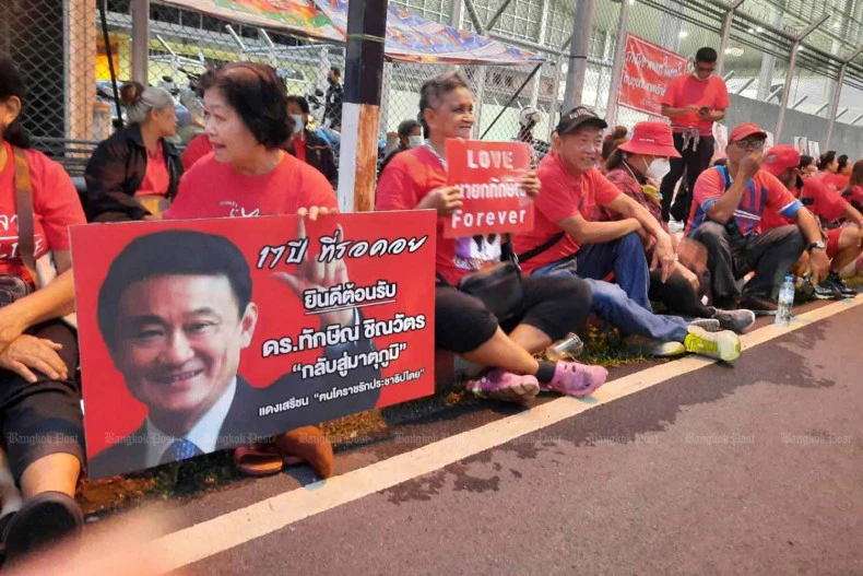 Người dân Thái Lan tập trung gần sân bay Don Muang, thủ đô Bangkok để chờ đón ông Thaksin Shinawatra. Ảnh: BANGKOK POST Người dân Thái Lan tập trung gần sân bay Don Muang, thủ đô Bangkok để chờ đón ông Thaksin Shinawatra. Ảnh: BANGKOK POST